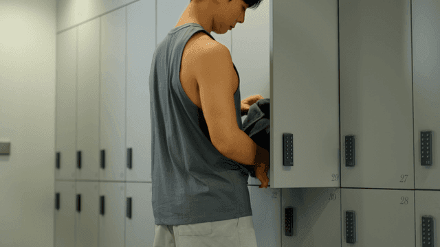 헬스장에서 사물함을 사용하는 남자