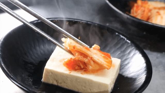 Scene of putting kimchi on tofu