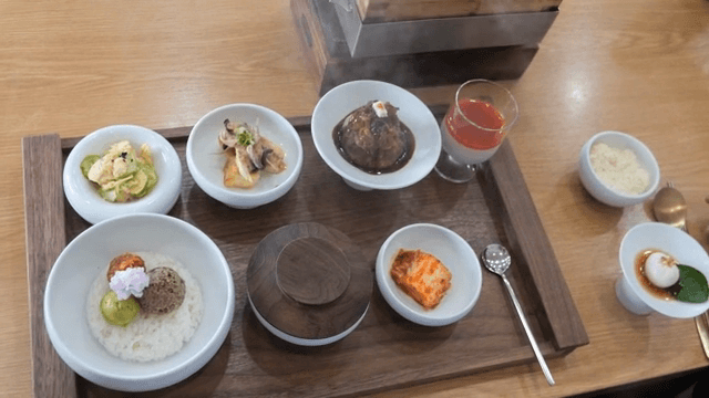 쟁반에 담긴 다양한 한식 요리