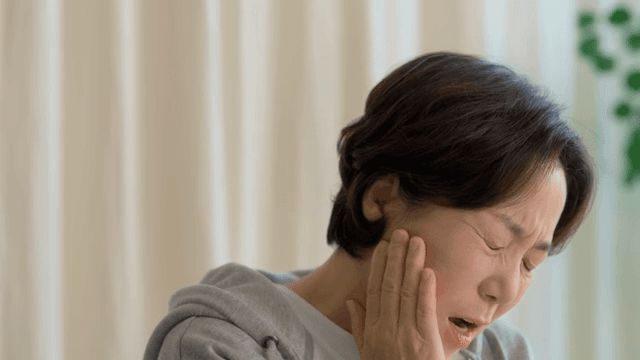 치통으로 고통받는 여성