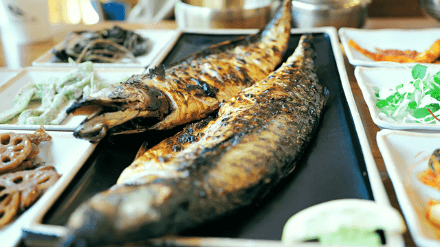 테이블 위의 구운 생선과 반찬