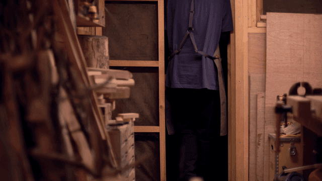 사람이 나무 작업장에 들어가는 모습