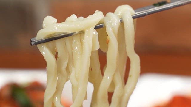 젓가락으로 집은 갓 삶은 칼국수