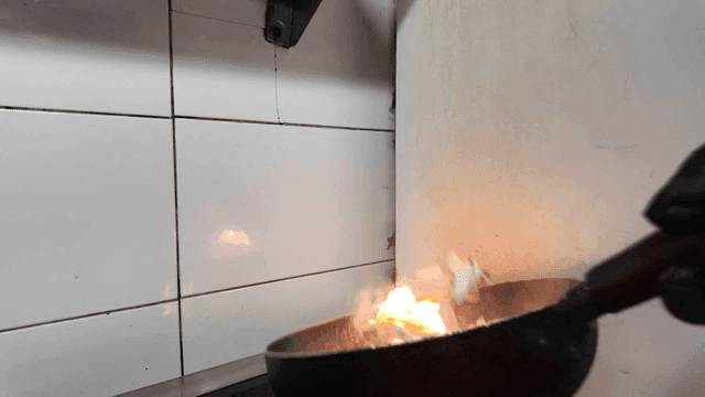 불이 나는 웍에서 볶아지는 채소들