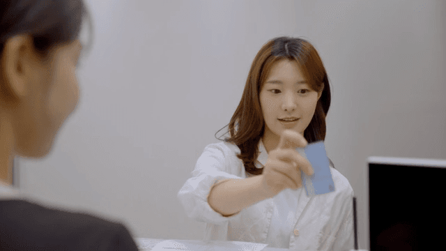 프론트 데스크에서 결제를 하는 손님