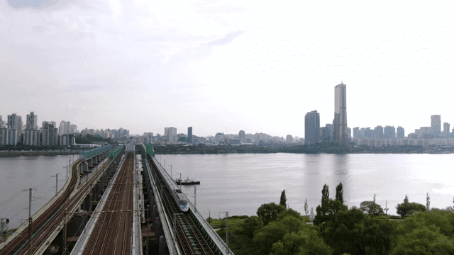 도시 풍경 속 다리를 건너는 고속기차