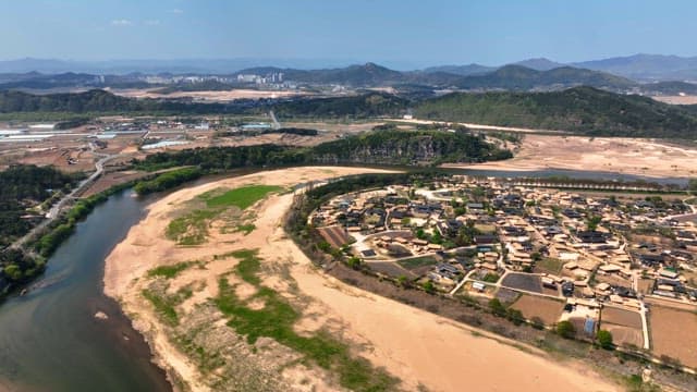 강으로 둘러싸인 전통 마을