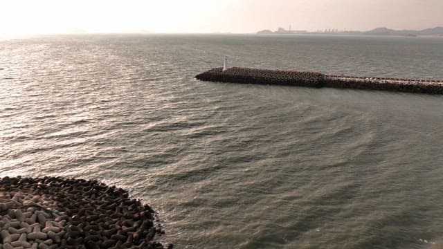 고요한 바다에 비치는 일몰