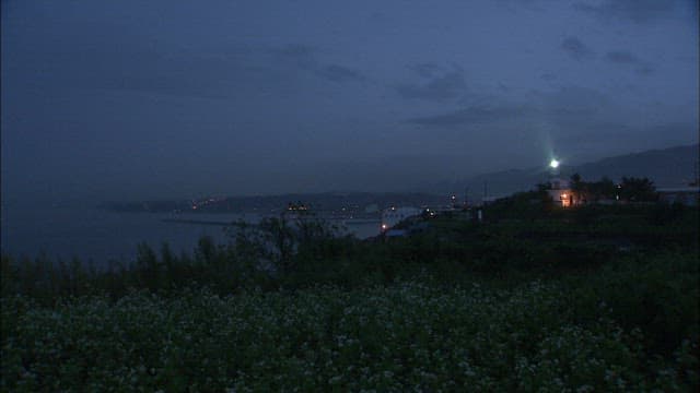 해질녘 마을 근처 어두운 해안가