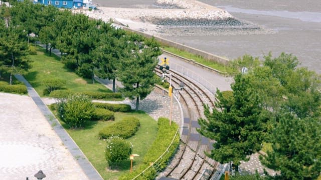 해안가의 경치 좋은 철도 위 레일바이크를 타는 사람들