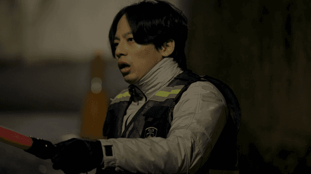 놀란 모습의 경찰관