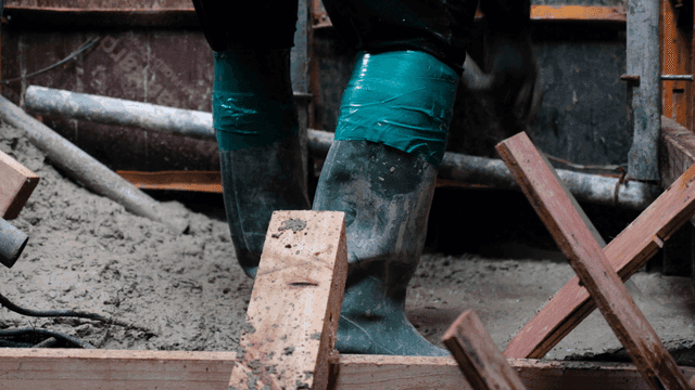 건설 현장에서 고무 부츠를 신은 작업자