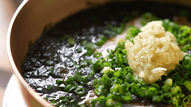 Gomtang with green onions and garlic