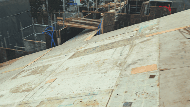 비계와 자재가 있는 건설 현장