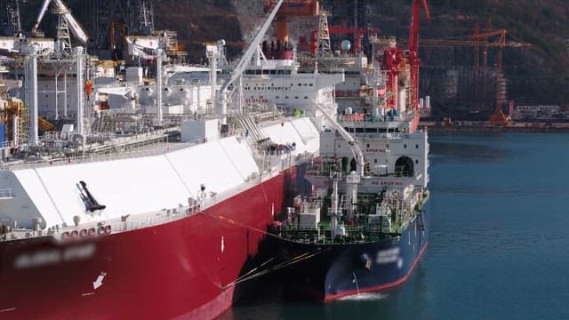 화물 이적을 위해 나란히 정박한 두 대형 선박