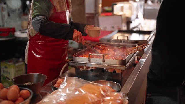 길거리에서 떡볶이를 요리하는 상인