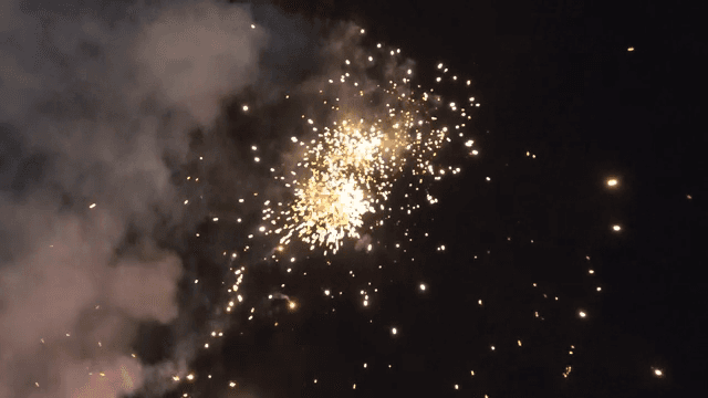 밤하늘을 밝히는 불꽃놀이