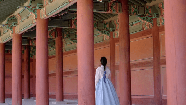 전통 궁궐에서 한복을 입은 여성