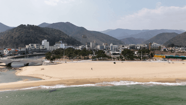 산과 해변이 있는 해안 마을