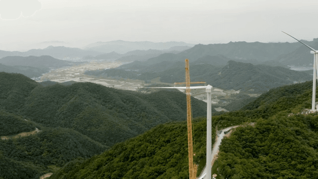 산 위의 풍력 터빈 건설 현장