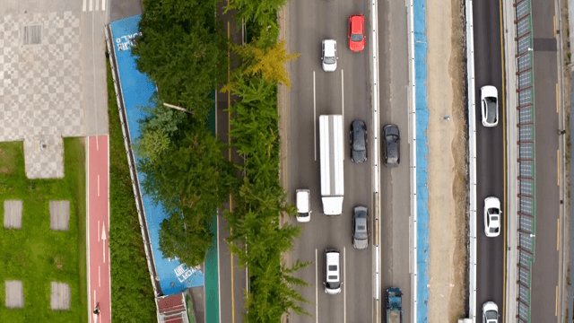 차량이 많은 도로와 자전거 도로의 항공 뷰