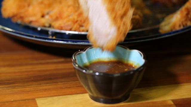 진한 소스에 듬뿍 찍은 돈가스