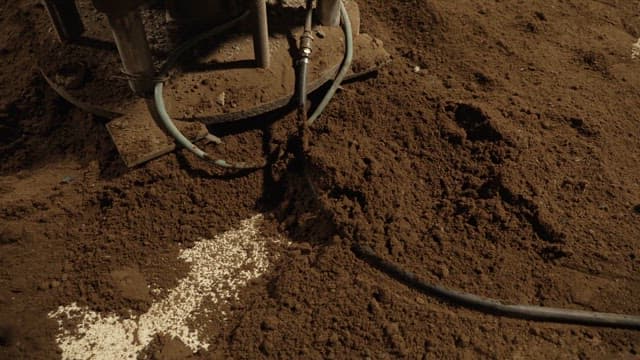 삽으로 흙을 퍼내는 장면