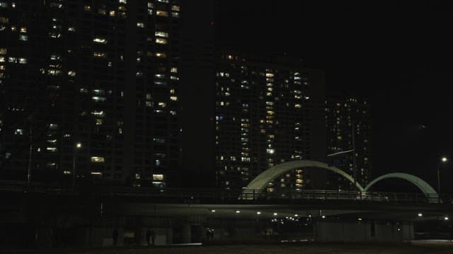도시의 다리와 건물의 야경
