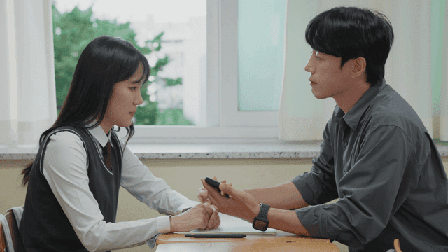 상담 도중 학생을 위로하며 휴대폰을 보는 선생님