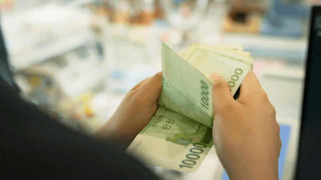 가게에서 한국 지폐를 세는 모습