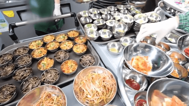 다양한 한국 반찬 준비