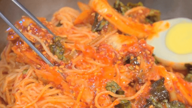 김치와 계란이 들어간 비빔국수