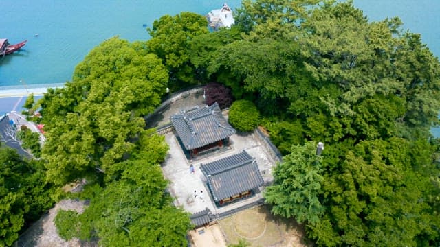 푸른 자연 속 한국 전통 건축물의 항공 촬영