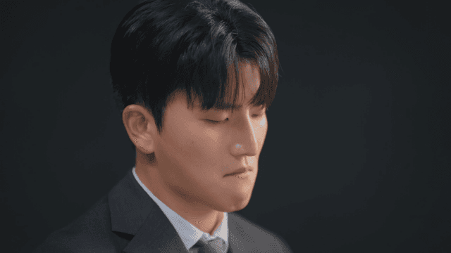 정장을 입은 남자에게 던져지는 지폐들