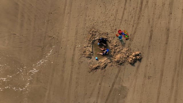 모래사장에서 노는 가족