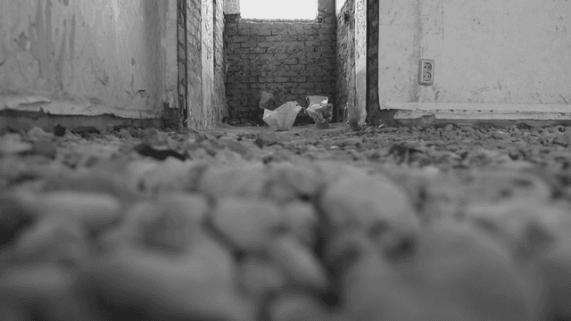 잔해가 있는 버려진 건물