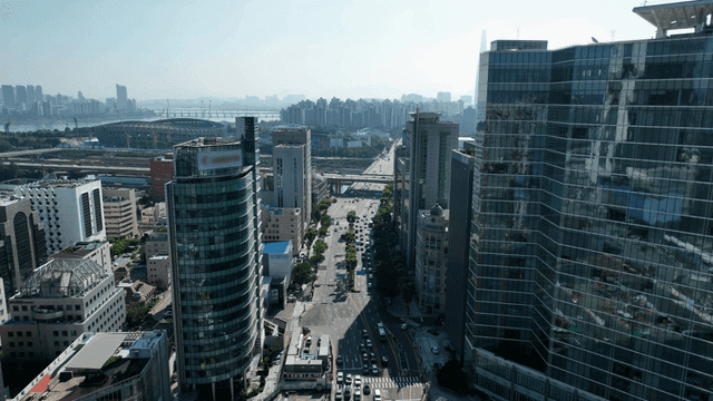 고층 건물이 있는 번화한 도시 도로