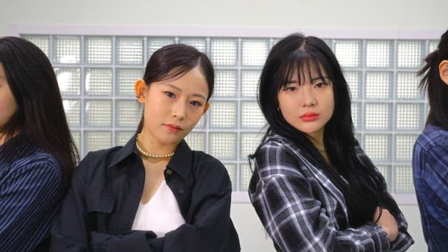 실내에서 편안한 옷을 입은 젊은 여성들