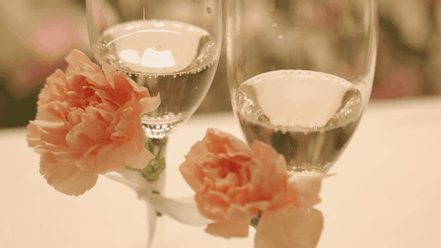 핑크 카네이션과 샴페인 잔
