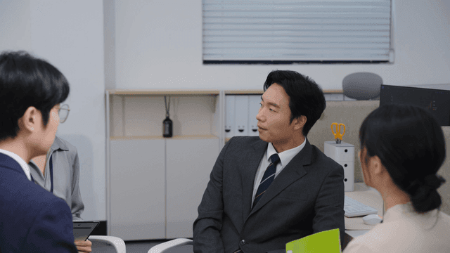 네 명의 동료와의 사무실 회의
