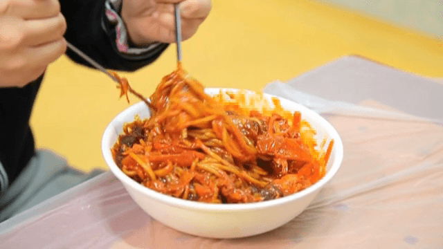 짬짜면을 젓가락으로 비비는 모습