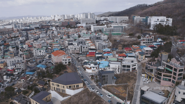 다채로운 건물이 있는 활기찬 도시 풍경