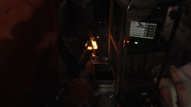 금속이 주형에 부어지는 모습