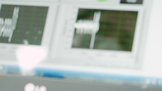 컴퓨터 화면의 그래픽 데이터 분석