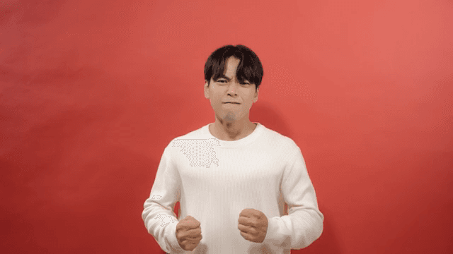 주먹을 쥐고 화난 표정으로 강한 분노를 드러내는 남성