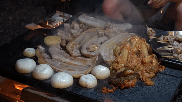 야외에서 삼겹살과 김치 굽기