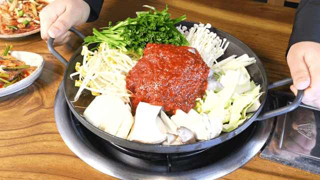 Serving stir-fried pork with vegetables
