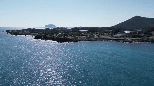 맑은 푸른 바다와 해안 풍경