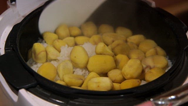 Chestnuts and rice being mixed in a cooker