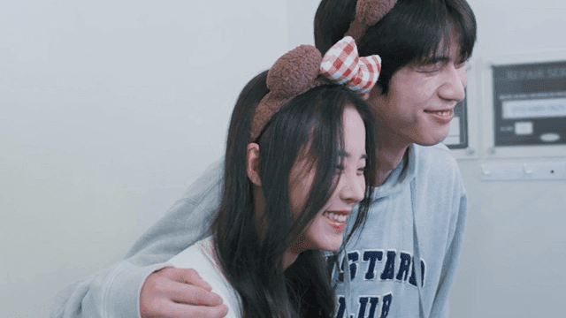 즉석사진관에서 웃으며 사진을 찍는 행복한 커플